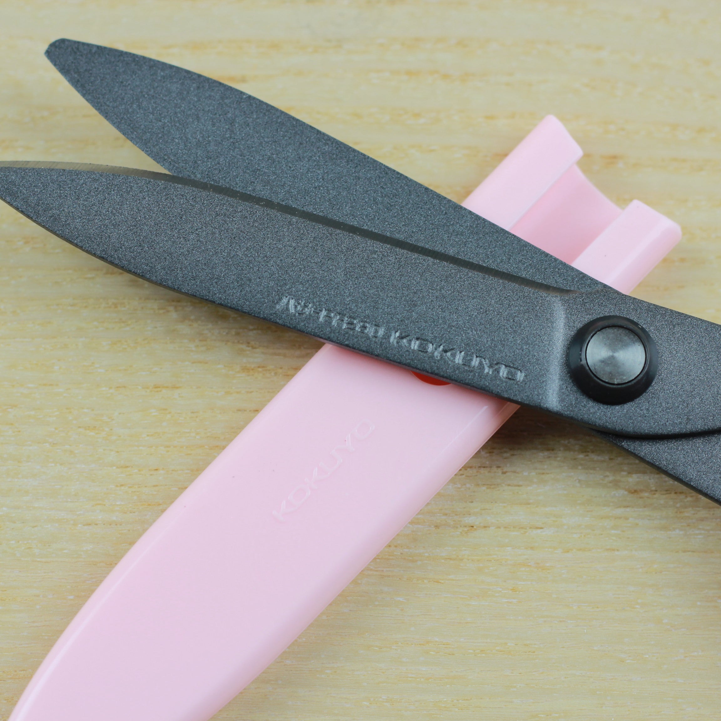 KOKUYO Saxa Scissors 17cm GlueLess Pink