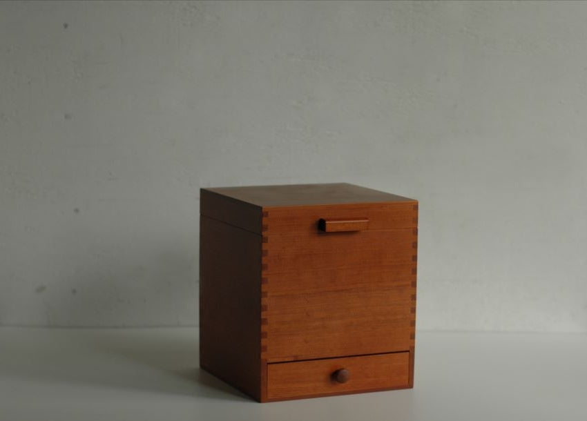 CLASSIKY Toga Wood Makeup Box