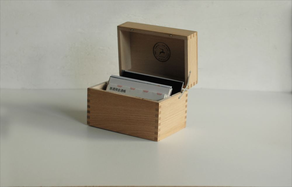 CLASSIKY Chestnut Postcard Case